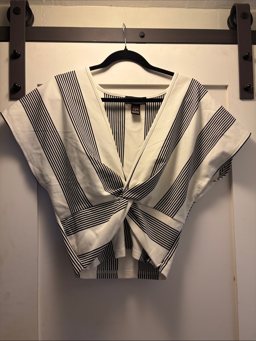 Knot-Front V-Neck Crop Top - White & Black